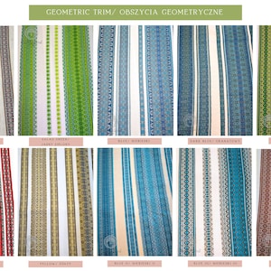 Op de afbeelding: Een verzameling van 10 verschillende geometrische trimstoffen. De trims zijn in verschillende kleuren, waaronder paars, groen, blauw, rood, geel en kastanjebruin. De trims zijn allemaal geweven met een geometrisch patroon.