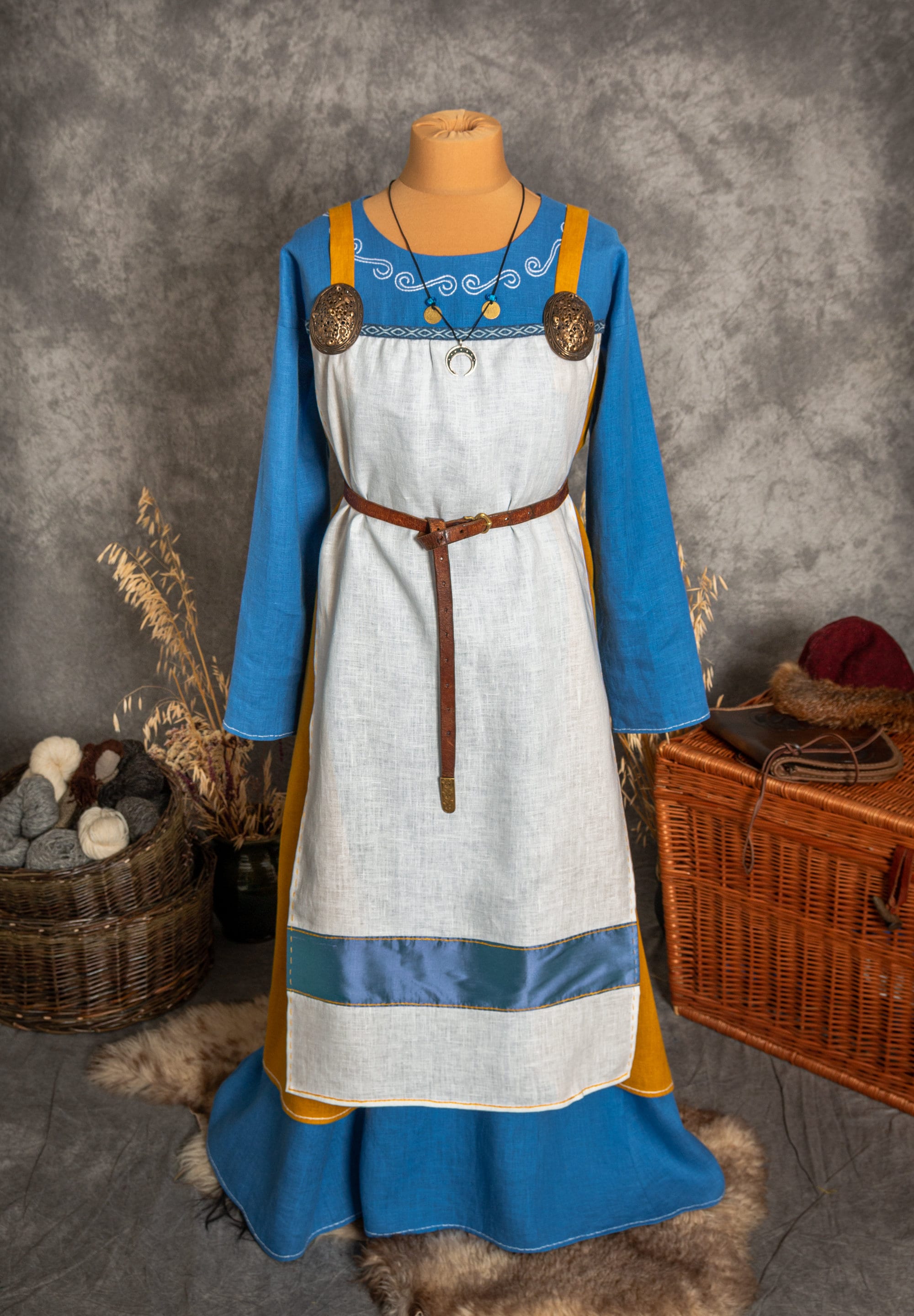 バスケット Buy Early Medieval Scandinavian Natural Linen Trimmed Open Apron