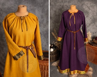 Frühmittelalterliches Kleid aus 100 % Leinen mit handgestickten, bestickten Seidensäumen für ein historisches Reenactment-Kostüm der Wikingerin/Slawin