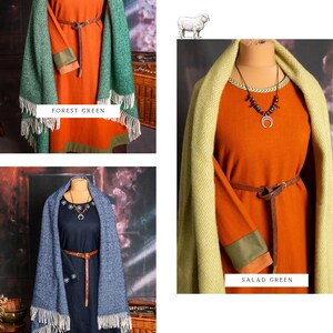 K&ouml;nnte beinhalten: Drei mittelalterliche Kleider in Orange und Dunkelblau, jeweils mit einem Schal in Waldgr&uuml;n, Salatgr&uuml;n und Dunkelblau. Die Kleider haben lange &Auml;rmel und sind mit G&uuml;rteln und Halsketten versehen. Text: &bdquo;NEU IN BEGRENZTER ST&Uuml;CKZAHL!&ldquo;