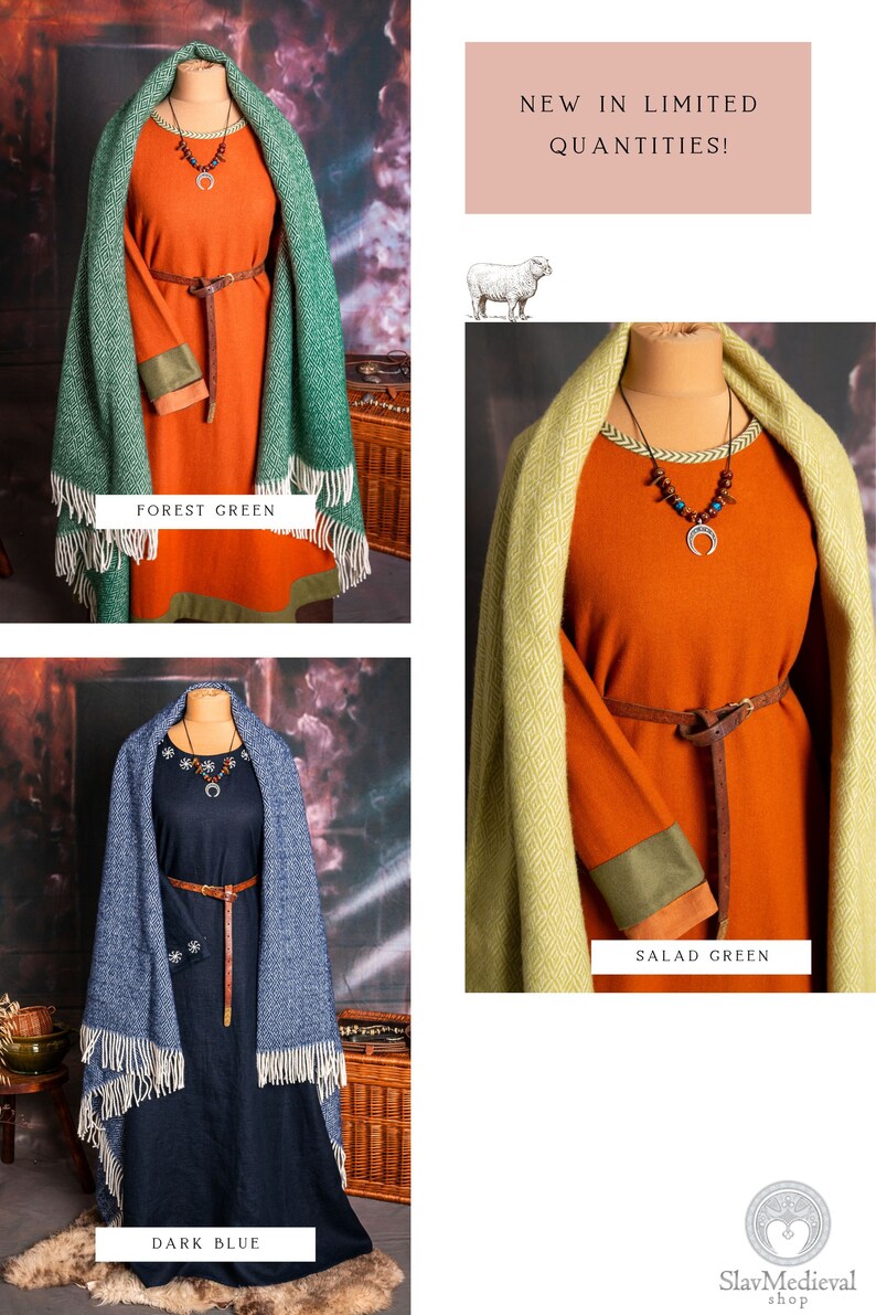 K&ouml;nnte beinhalten: Drei mittelalterliche Kleider in Orange und Dunkelblau, jeweils mit einem Schal in Waldgr&uuml;n, Salatgr&uuml;n und Dunkelblau. Die Kleider haben lange &Auml;rmel und sind mit G&uuml;rteln und Halsketten versehen. Text: &bdquo;NEU IN BEGRENZTER ST&Uuml;CKZAHL!&ldquo;