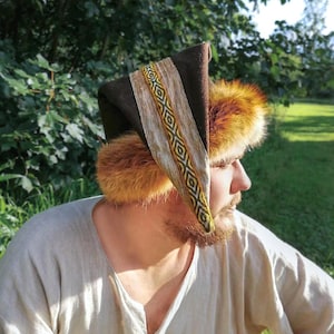 Cappello triangolare in lana altomedievale con pelliccia di volpe naturale e rifiniture intrecciate per costumi storici vichinghi, uomini e donne, rievocatori / Cappello vichingo
