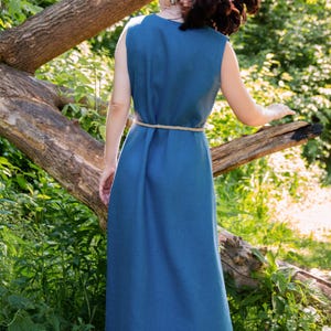 Frühmittelalterliches Birka-Kleid aus Naturleinen, ärmellos, weites Maxi-Kleid mit kleinem Schlitz, V-Ausschnitt für slawische Wikingerin, LARP Ren Faire Bild 9
