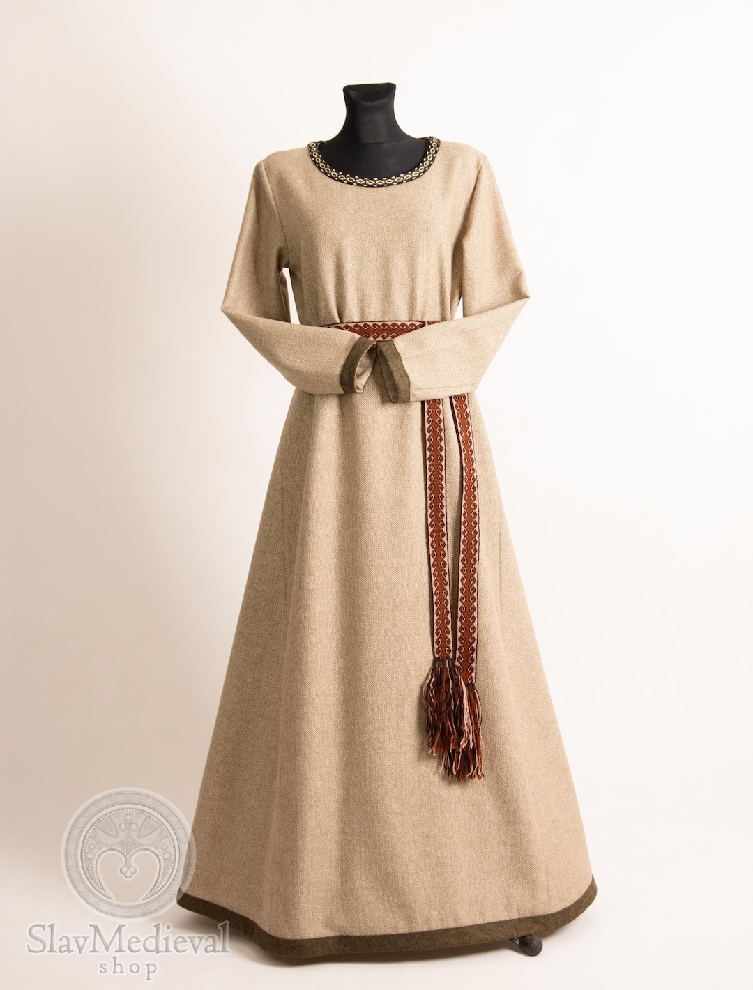 Vestido largo de lã quente com acabamento medieval inicial e orla