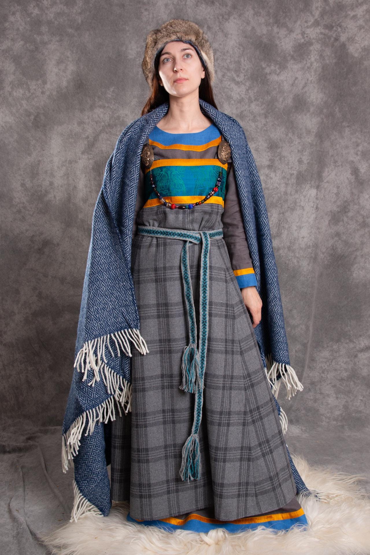Early Medieval Slavic Viking Woman Clothing Set With Wide Linen 