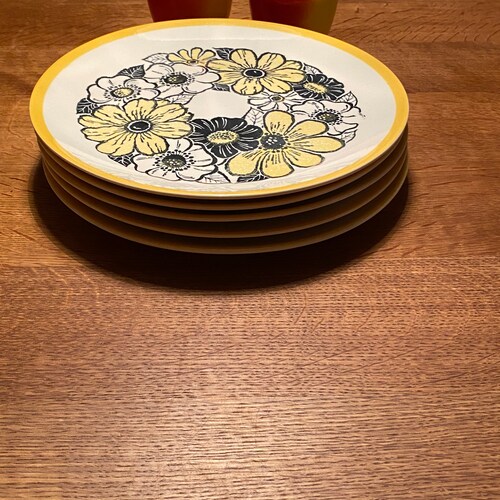 Decostone Retro Daisy Dinner Plates by Andre shops Ponche Set of Five (5) // MCM Floral Dinner Plates
