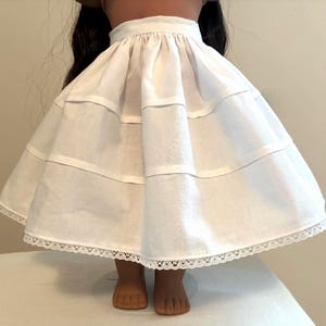 Falda de enagua para muñeca de 18 pulgadas: muselina de algodón blanca con ribete de encaje (7,25 pulgadas)
