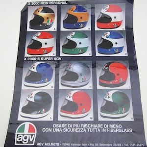 Pode incluir: Um cartaz com nove capacetes de motocicleta AGV em v&aacute;rios esquemas de cores. Os capacetes, rotulados com letras, incluem designs com detalhes em vermelho, branco, azul, verde e dourado. O texto inclui "X 3000 NEW PERSONAL" e "X 3000-S SUPER AGV".