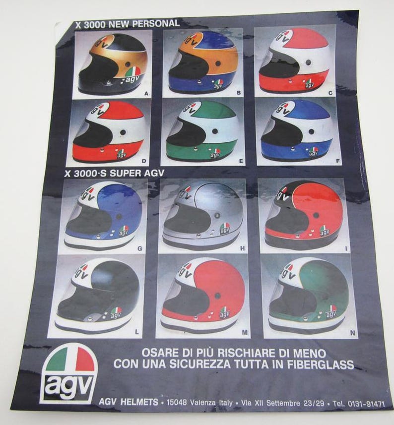 Pode incluir: Um cartaz com nove capacetes de motocicleta AGV em v&aacute;rios esquemas de cores. Os capacetes, rotulados com letras, incluem designs com detalhes em vermelho, branco, azul, verde e dourado. O texto inclui "X 3000 NEW PERSONAL" e "X 3000-S SUPER AGV".