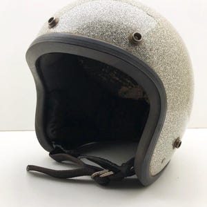Casco vintage SNELL 1968 USA anni '60 in metallo argentato con scaglie, modello classico retrò