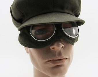 Gorra de lujo vintage inusual con gafas. Pioneros del turismo en coches clásicos y motocicletas.