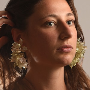 Circle earrings, dangling earrings, light earrings, leaf earrings, hypoallergenic earrings, green earrings, circle with leaves
