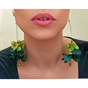 orecchini , orecchini pendenti , fiori pendenti , fiori di stoffa , orecchini fiori tropicali , hawaii , fiore verde , orecchini verdi