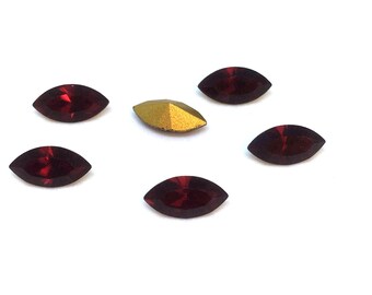 Vintage granaatrode strassteentjes – vorm marquise navette, 10 x 5 mm (6 stuks)