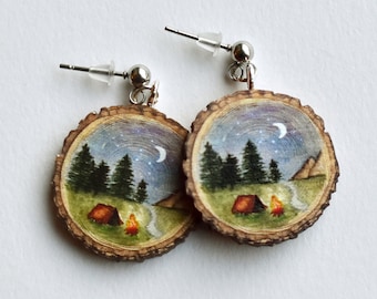 Camping log slice earrings - Wooden illustrated jewellery.