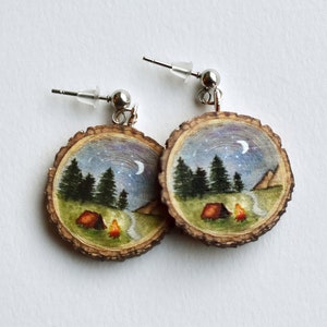 Camping log slice earrings - Wooden illustrated jewellery.