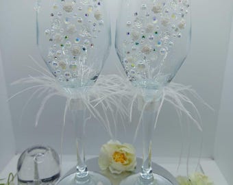 2pcs Wedding Champagne Flutes with Crystals and Pearls – Hand Decorated Toasting Glasses for Bride and Groom, Elegant White Feather Design