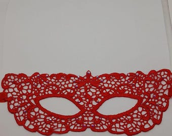 Masque de mascarade en dentelle rouge avec strass : demi-masque