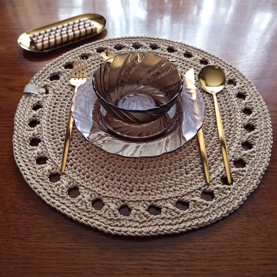 Handgehäkeltes Platzset 38 x 38 cm | Rundes Platzset aus Polyesterkordel | Tischset in Wunschfarbe | Boho-Essbereich