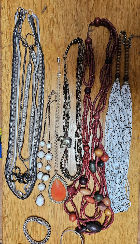 Vintage jewelry/necklaces/rings/bracelets