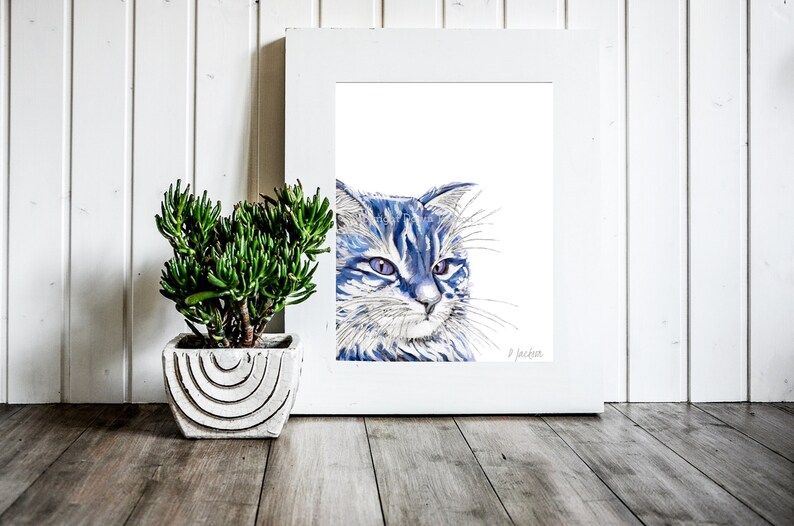 Puede incluir: Una pintura de acuarela enmarcada de un gato azul y blanco con ojos morados. El gato est&aacute; mirando hacia la derecha del marco. La pintura est&aacute; sobre un fondo blanco y tiene un marco blanco.