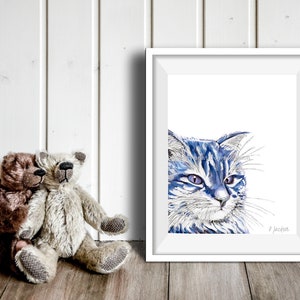 Puede incluir: Una pintura de acuarela enmarcada de un gato azul con pelaje blanco y ojos azules. El gato est&aacute; mirando hacia la derecha de la imagen. La pintura est&aacute; firmada "D Jackson".