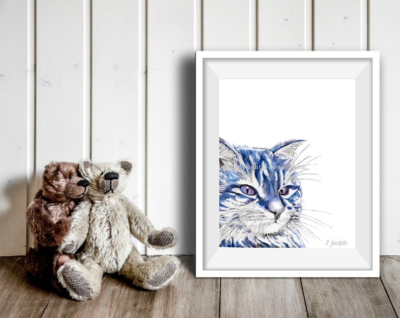 Puede incluir: Una pintura de acuarela enmarcada de un gato azul con pelaje blanco y ojos azules. El gato est&aacute; mirando hacia la derecha de la imagen. La pintura est&aacute; firmada "D Jackson".