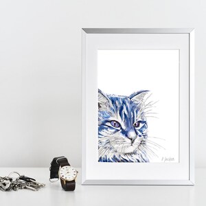 Puede incluir: Una pintura de acuarela enmarcada de un gato azul con pelaje blanco. El gato tiene ojos azules y mira hacia la derecha. La pintura est&aacute; firmada "J Jackson" en la esquina inferior derecha.