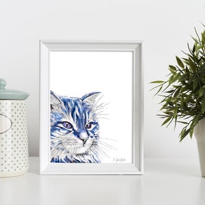 Puede incluir: Una pintura de acuarela enmarcada de un gato azul con pelaje blanco. El gato est&aacute; mirando hacia la derecha y tiene una expresi&oacute;n seria. La pintura est&aacute; sobre un fondo blanco y est&aacute; enmarcada en un marco blanco.