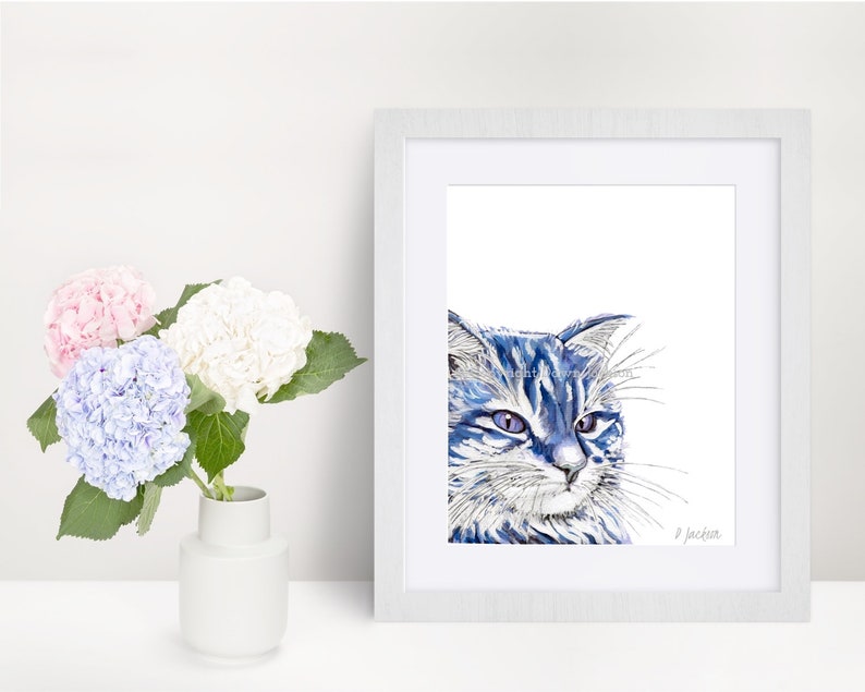 Puede incluir: Una pintura de acuarela enmarcada de un gato azul con ojos morados. El gato est&aacute; mirando hacia la derecha de la imagen. La pintura est&aacute; firmada "D. Jackson".