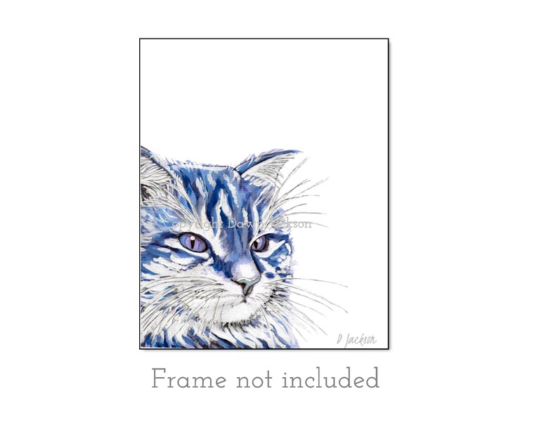 Puede incluir: Una pintura de acuarela de un gato azul y blanco con ojos morados. El gato est&aacute; mirando hacia la derecha de la imagen. La pintura est&aacute; firmada "D Jackson".