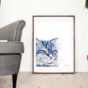 Puede incluir: Una pintura de acuarela enmarcada de un gato azul con pelaje blanco. Los ojos del gato son azules y est&aacute; mirando hacia la derecha. La pintura est&aacute; firmada "P. Jackson".
