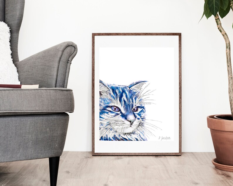 Puede incluir: Una pintura de acuarela enmarcada de un gato azul con pelaje blanco. Los ojos del gato son azules y est&aacute; mirando hacia la derecha. La pintura est&aacute; firmada "P. Jackson".