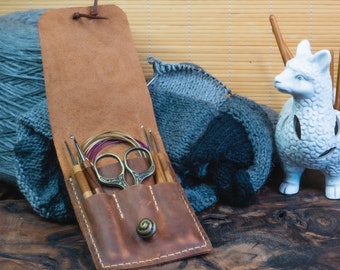 Handy leather case for crochets and interchangeable circular knitting needles