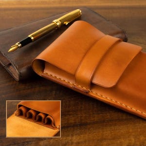 Lussuoso astuccio per penna stilografica in pelle marrone chiaro Saddle - fatto a mano con divisore per 4 penne