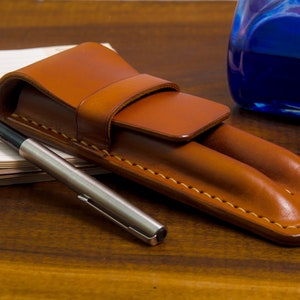 Astuccio portapenne in pelle marrone chiaro per 2 penne, portapenne fatto a mano, regalo per medico, portapenne in pelle, pelle naturale, cucito a mano