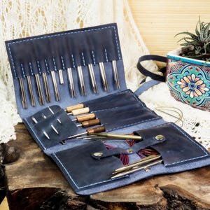 Étui à aiguilles en cuir fait main - Support interchangeable pour crochets - Cadeau personnalisé pour la fête des grands-mères ou des mères