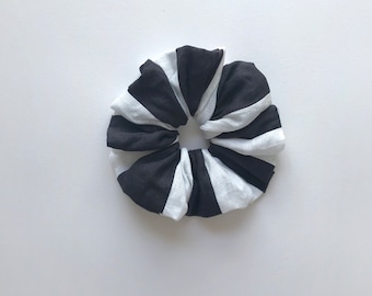 Scrunchie - lino blu scuro e bianco