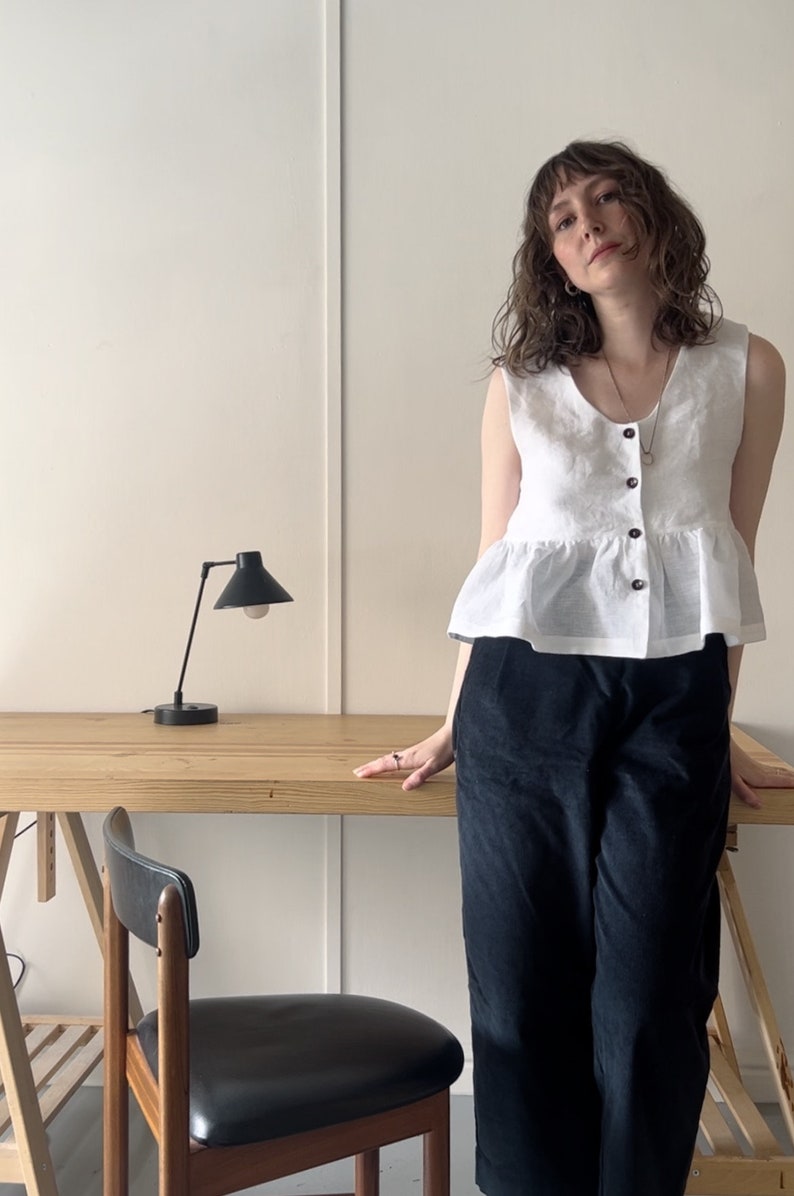 White linen shirt top with gathered waist imagem 1