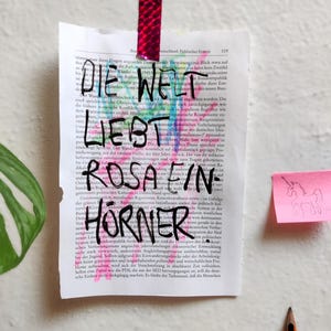 Original "Ugly Calligraphy" | Die Welt liebt rosa Einhörner | Konzeptkunst & KI-Satire | Unikat auf Buchseite