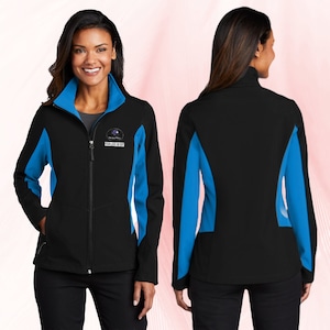 Könnte beinhalten: Eine schwarze Softshelljacke mit blauen und weißen Akzenten. Die Jacke hat einen Reißverschluss und zwei Fronttaschen. Die Jacke ist mit dem Text "Your Logo or Text" und einem Logo bestickt.