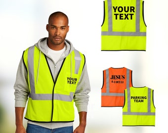 Könnte beinhalten: Drei Sicherheitswesten mit reflektierenden Streifen. Die erste Weste ist gelb mit schwarzem Text, der "YOUR TEXT" lautet. Die zweite Weste ist orange mit schwarzem Text, der "JESUS & COFFEE" lautet. Die dritte Weste ist gelb mit schwarzem Text, der "PARKING TEAM" lautet.