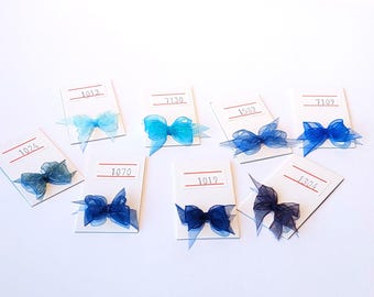Winzige blaue Organzaschleifen: Scrapbooking Verzierungen