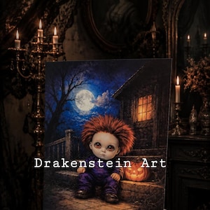 Könnte beinhalten: Ein Druck, der eine Puppe mit roten Haaren und einem lila Outfit zeigt, die vor einem Haus auf Stufen sitzt, mit einem leuchtenden Kürbis. Im Hintergrund ist ein Vollmond zu sehen, mit dem Text "Drakenstein Art".