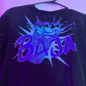 Knall meine BAJA! Unisex T-Shirt | Entfessle deinen inneren Goblin Durst