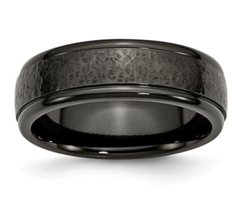Titanium Black TI Hammered Ridged Edge 7mm Brushed Band