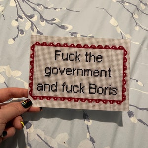 Vossi Bop, inspiré de Stormzy, baise le gouvernement et baise Boris Broderie au point de croix image 2
