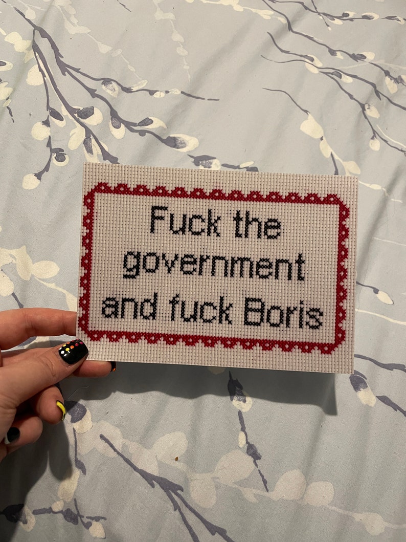Vossi Bop, inspiré de Stormzy, baise le gouvernement et baise Boris Broderie au point de croix image 2