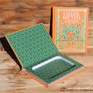Puede incluir: Un libro naranja con una cubierta de patr&oacute;n verde y blanco. El libro est&aacute; abierto para revelar un espacio hueco en el interior. El t&iacute;tulo del libro es "Mitos griegos: Un libro maravilloso para ni&ntilde;as y ni&ntilde;os".
