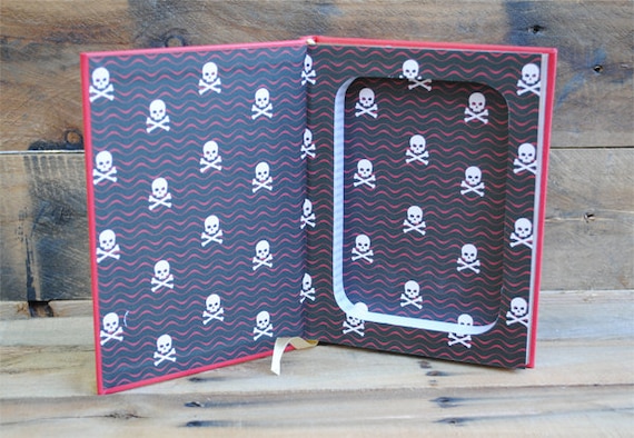 中空ブックセーフ - トレジャーアイランド - 赤と金のレザーブック